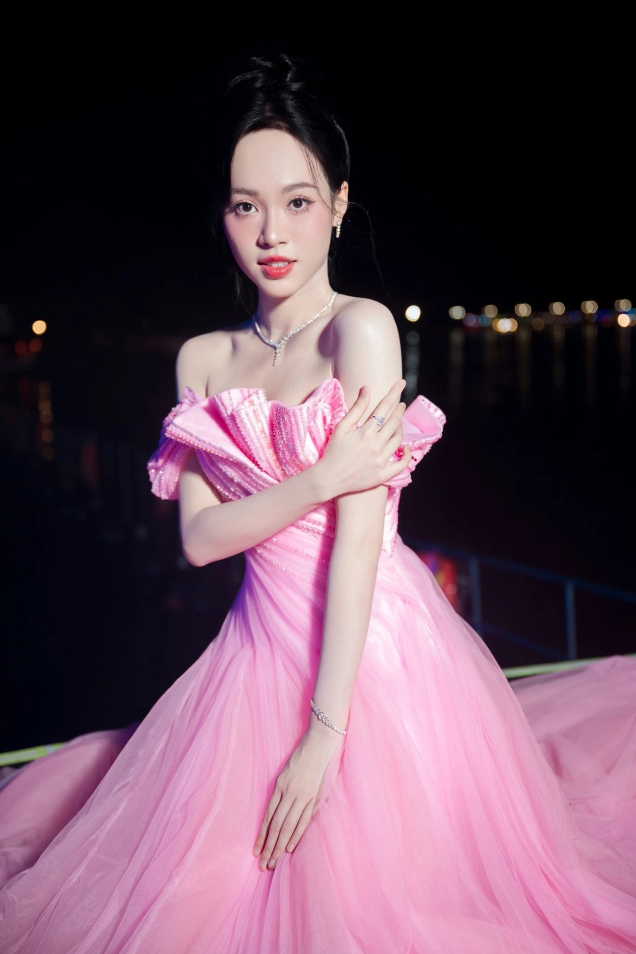 03-1775177552-hanh-trinh-tu-thu-khoa-dai-hoc-den-cuoc-song-an-minh-day-bi-an-cua-a-hau-trinh-thuy-linh