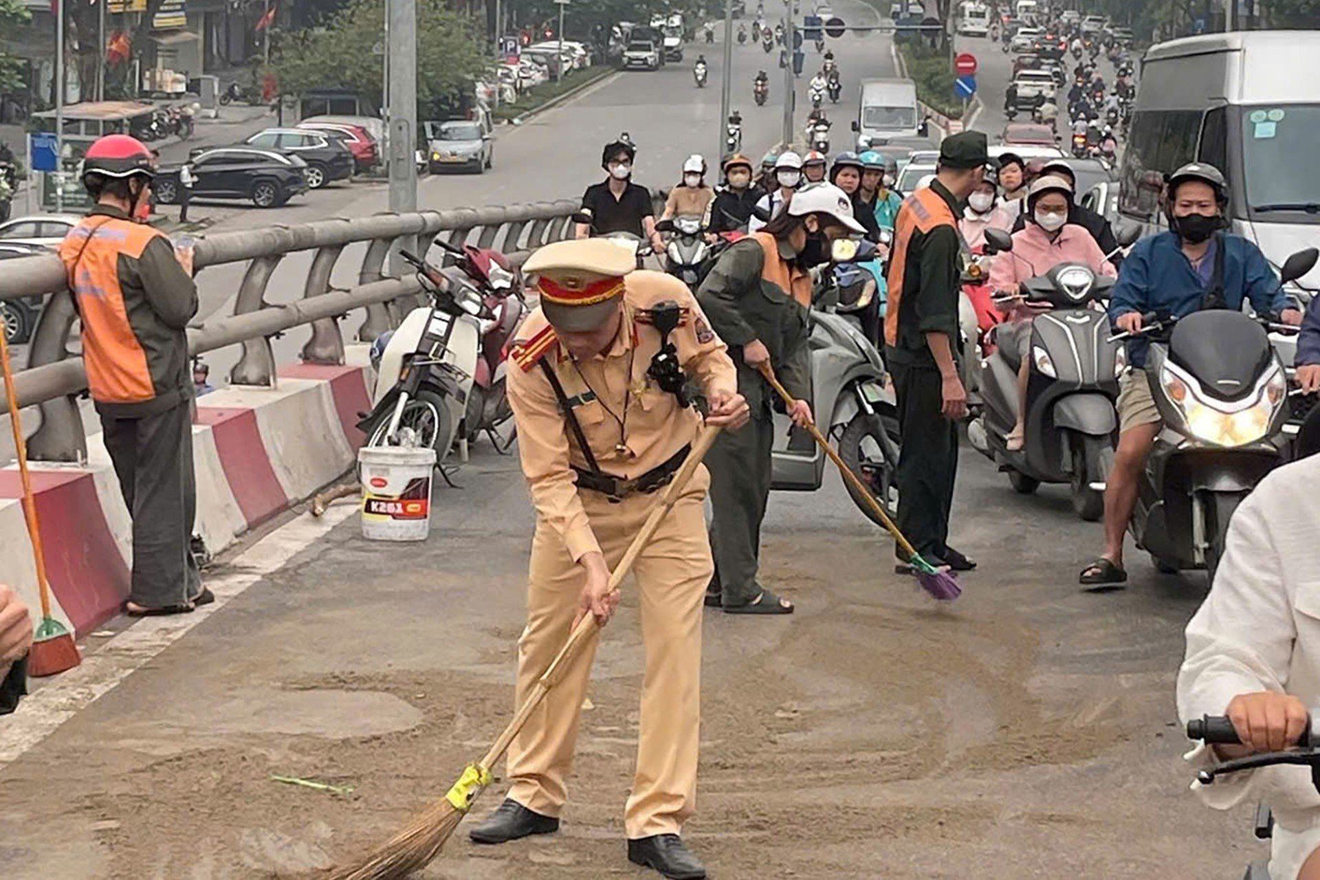03-1775187774-ha-noi-nhieu-xe-may-truot-nga-vi-vet-dau-loang-tren-cau-vuot-tran-khat-chan