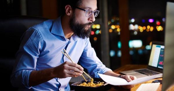 03-1775187281-thoi-quen-buoi-toi-hai-gan-hai-than-nhieu-nguoi-viet-van-vo-tu-lam-hang-ngay