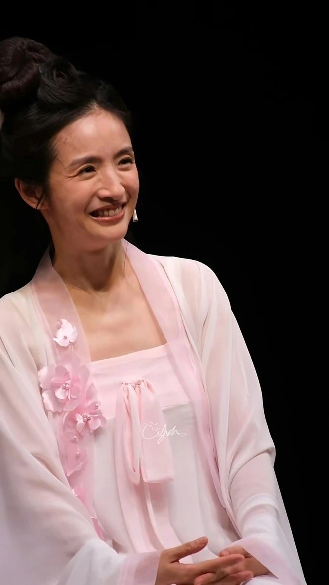 03-1775190298-nu-hoang-phim-than-tuong-lam-y-than-gay-lo-lang-vi-ngoai-hinh-tieu-tuy