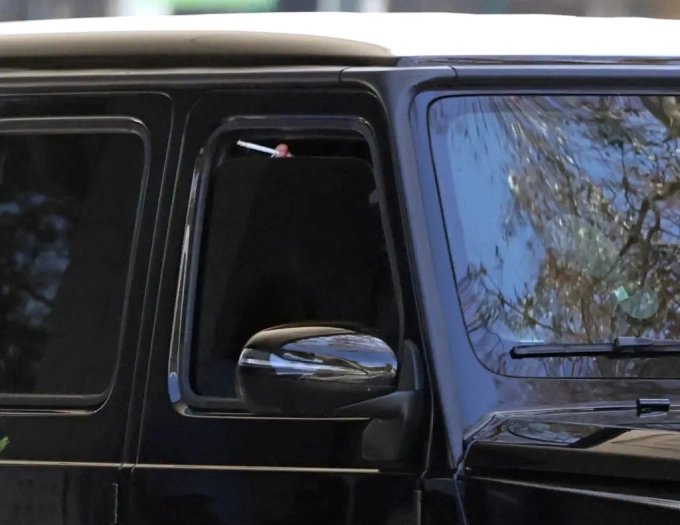 03-1775199948-britney-spears-gay-phan-no-khi-hut-thuoc-tai-tram-xang