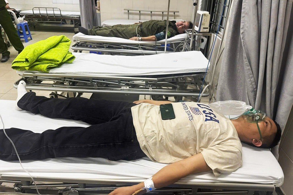 04-1775267819-chay-nha-trong-ngo-duong-tau-o-ha-noi-hai-thanh-vien-cuu-hoa-bi-anh-huong-khoi