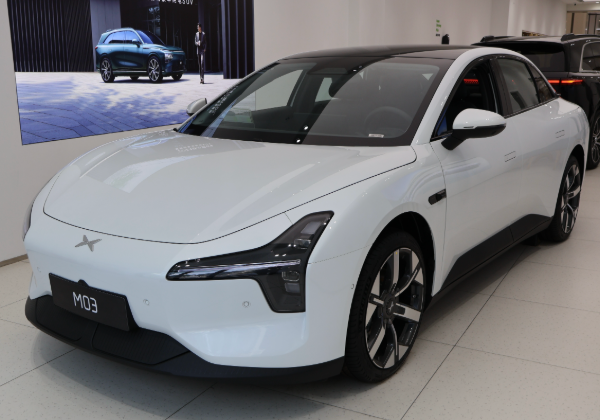 04-1775285785-sedan-dien-dep-lung-linh-cuc-re-chi-457-trieu-dong-ngap-cong-nghe-rong-rai-nhu-toyota-camry