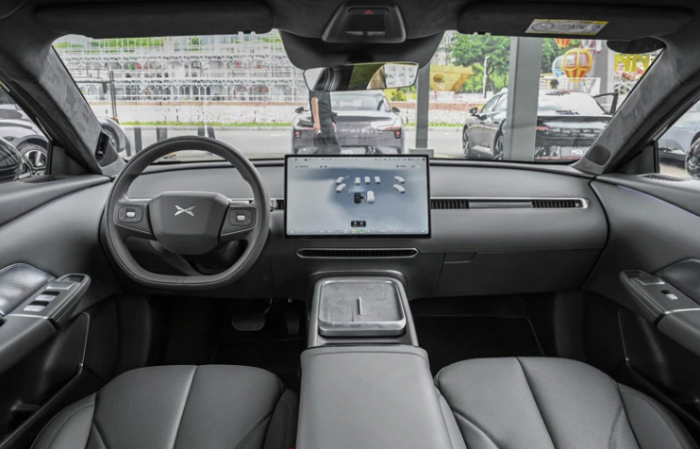 04-1775285795-sedan-dien-dep-lung-linh-cuc-re-chi-457-trieu-dong-ngap-cong-nghe-rong-rai-nhu-toyota-camry