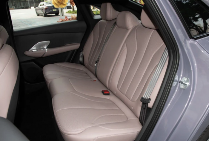 04-1775285804-sedan-dien-dep-lung-linh-cuc-re-chi-457-trieu-dong-ngap-cong-nghe-rong-rai-nhu-toyota-camry