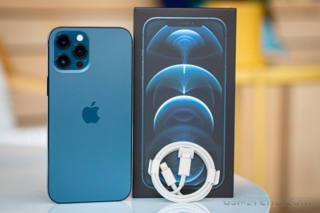 04-1775290274-iphone-12-pro-max-lao-doc-khong-tuong-re-hon-iphone-12-moi-hut-khach-chang-kem-iphone-17-pro-max