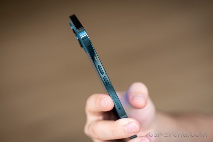 04-1775290289-iphone-12-pro-max-lao-doc-khong-tuong-re-hon-iphone-12-moi-hut-khach-chang-kem-iphone-17-pro-max