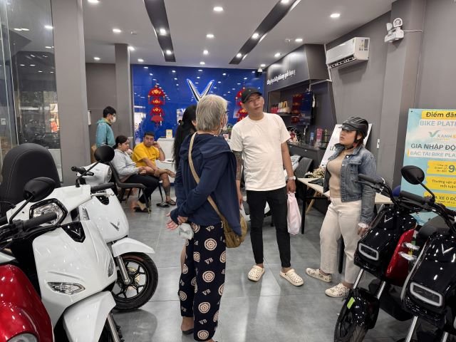 04-1775297793-gia-xang-leo-thang-tai-xe-cong-nghe-chi-hang-chuc-trieu-xep-hang-cho-doi-xe-dien-vi-mot-ly-do