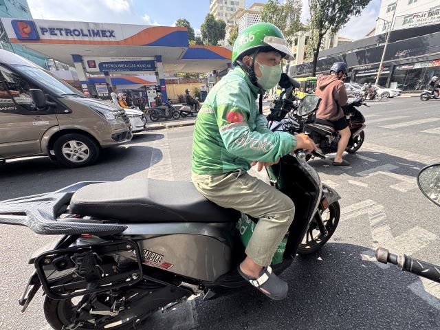 04-1775297793-gia-xang-leo-thang-tai-xe-cong-nghe-chi-hang-chuc-trieu-xep-hang-cho-doi-xe-dien-vi-mot-ly-do