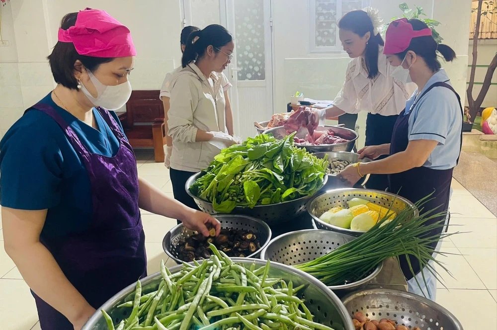 04-1775299713-bo-giao-duc-yeu-cau-cac-truong-hoc-phai-cong-khai-nguon-cung-thuc-pham-sau-vu-300-tan-lon-benh