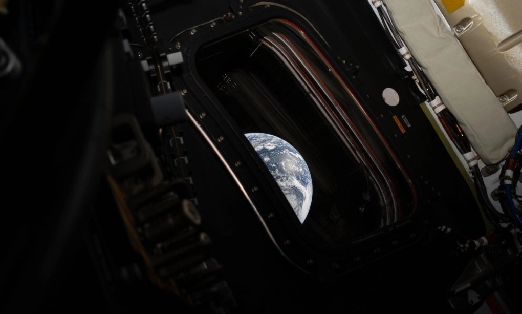 05-1775347655-nhung-hinh-anh-dau-tien-cua-trai-dat-tu-artemis-ii-gay-an-tuong-manh