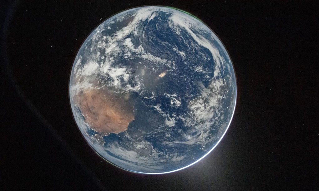 05-1775347655-nhung-hinh-anh-dau-tien-cua-trai-dat-tu-artemis-ii-gay-an-tuong-manh