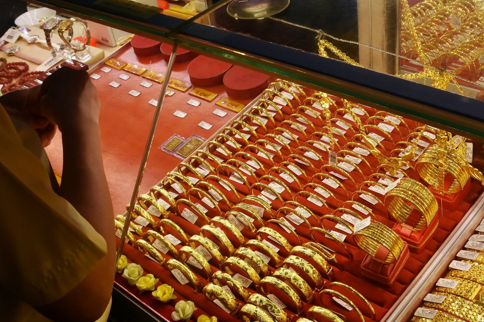 05-1775350123-gia-vang-hom-nay-542026-bat-tang-tro-lai-sau-tuan-bien-dong-manh-sjc-va-vang-nhan-thu-hep-khoang-cach-voi-the-gioi