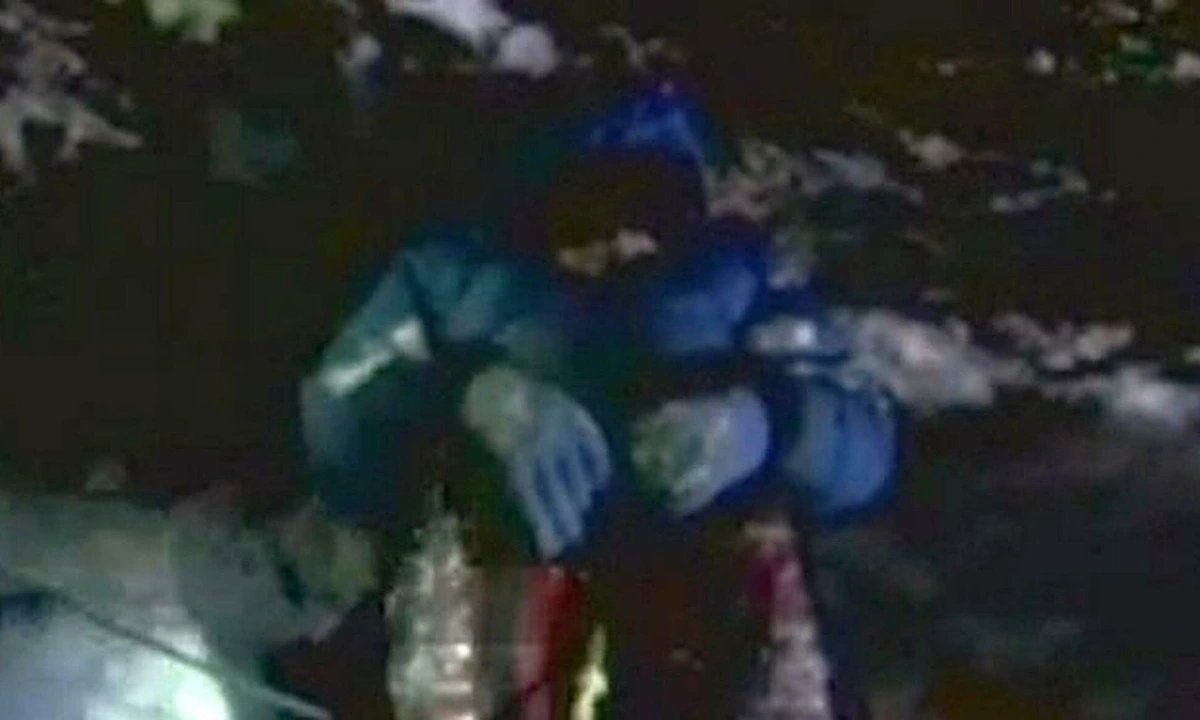 05-1775355314-everest-noi-nhung-cot-moc-tu-than-dan-loi-cho-nguoi-song-len-dinh-vinh-quang