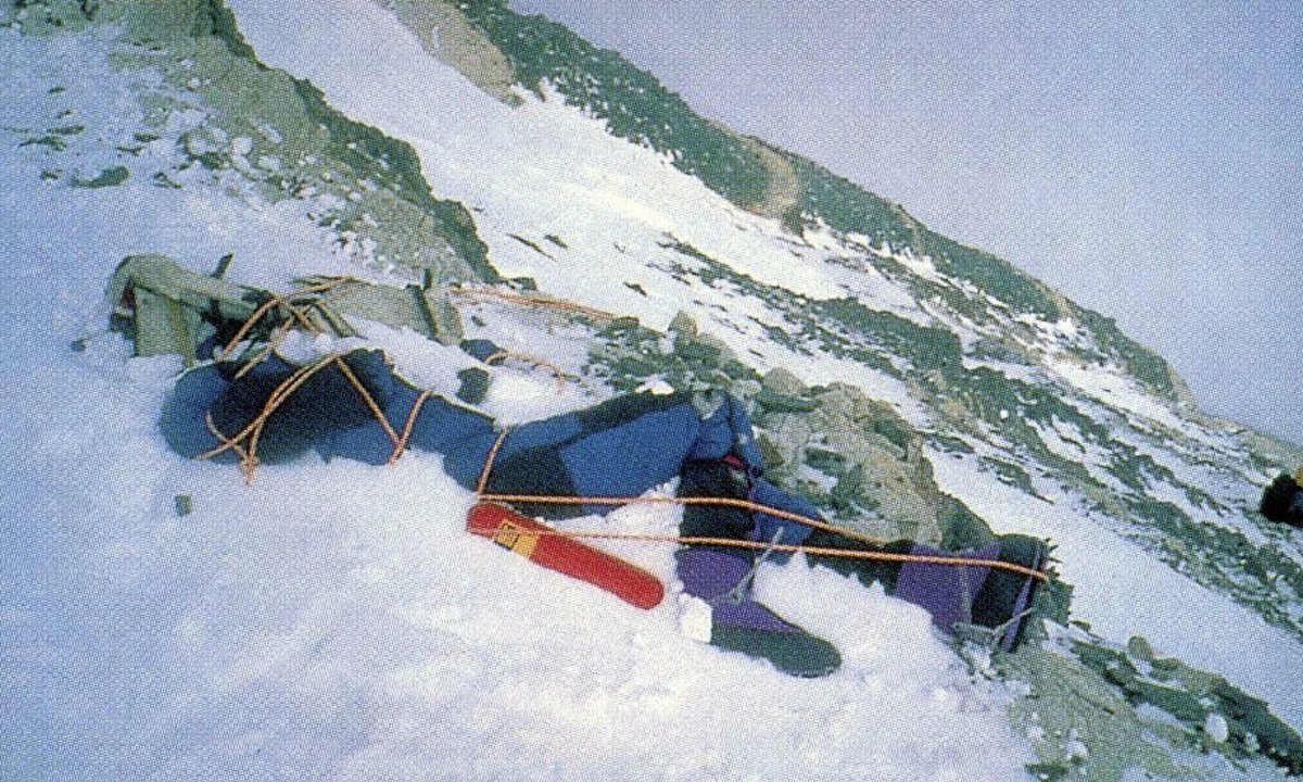 05-1775355314-everest-noi-nhung-cot-moc-tu-than-dan-loi-cho-nguoi-song-len-dinh-vinh-quang