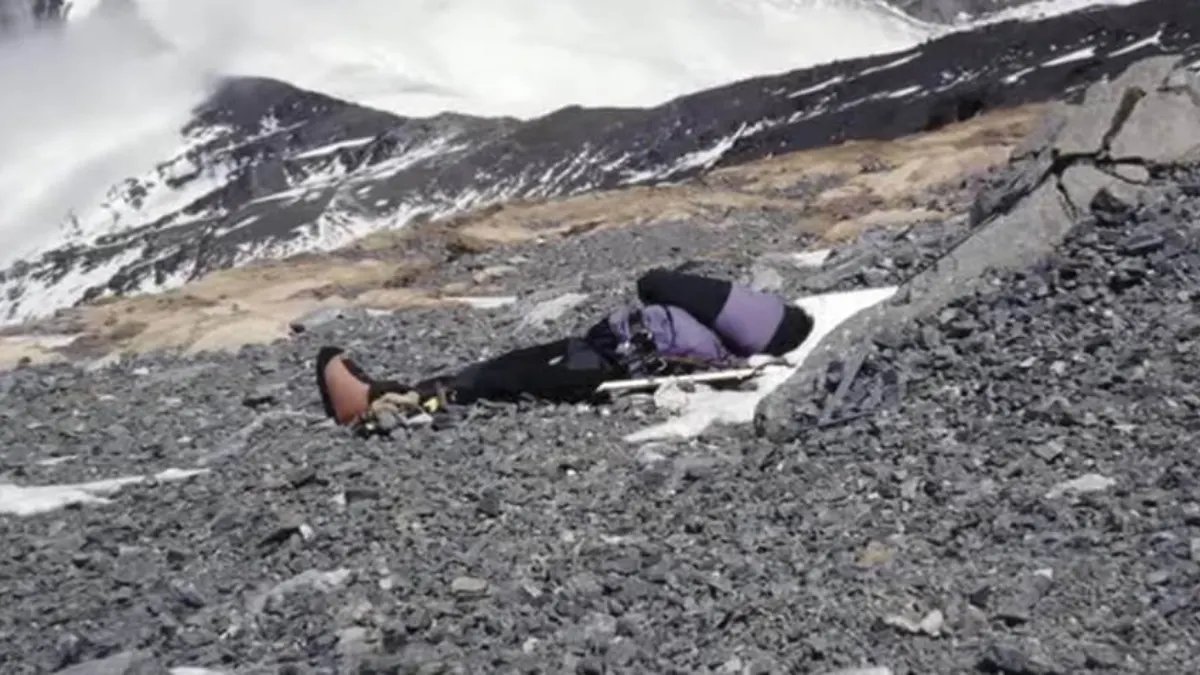 05-1775355314-everest-noi-nhung-cot-moc-tu-than-dan-loi-cho-nguoi-song-len-dinh-vinh-quang