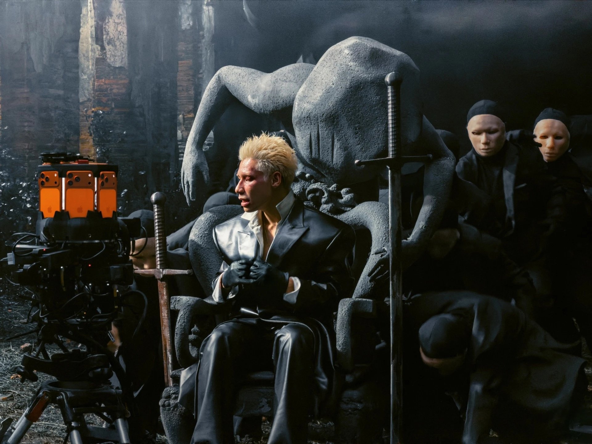 05-1775355315-mck-giai-toa-con-khat-3-nam-cua-fan-bang-trailer-album-360-quay-hoan-toan-bang-iphone-17-pro