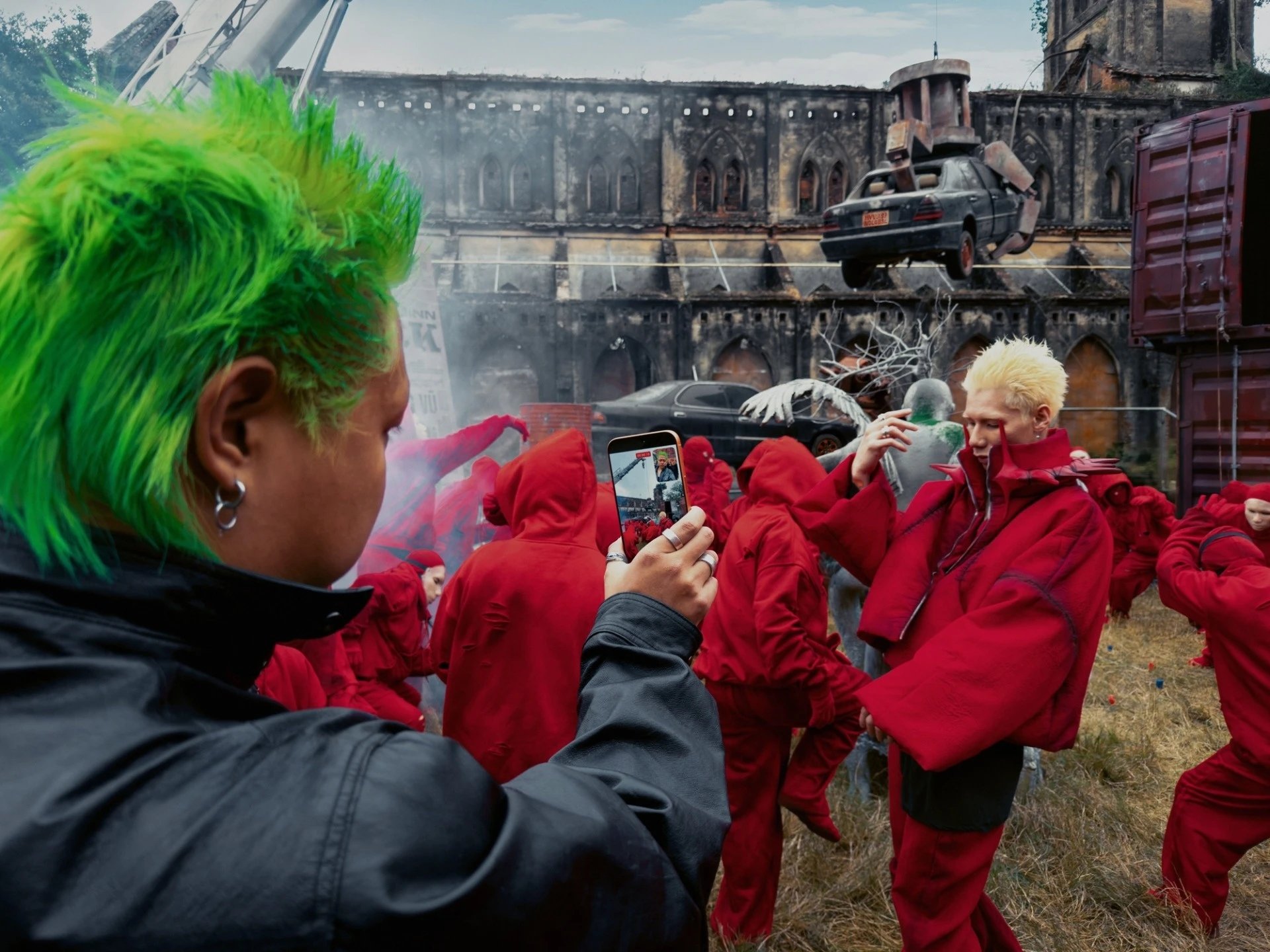 05-1775355315-mck-giai-toa-con-khat-3-nam-cua-fan-bang-trailer-album-360-quay-hoan-toan-bang-iphone-17-pro