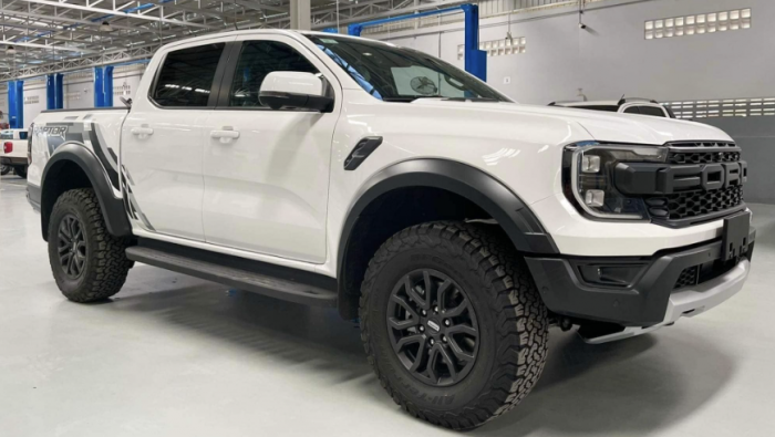 05-1775371445-sieu-ban-tai-ford-ranger-raptor-v6-dem-nguoc-ngay-ve-viet-nam-dai-ly-nhan-coc-gia-khong-mem