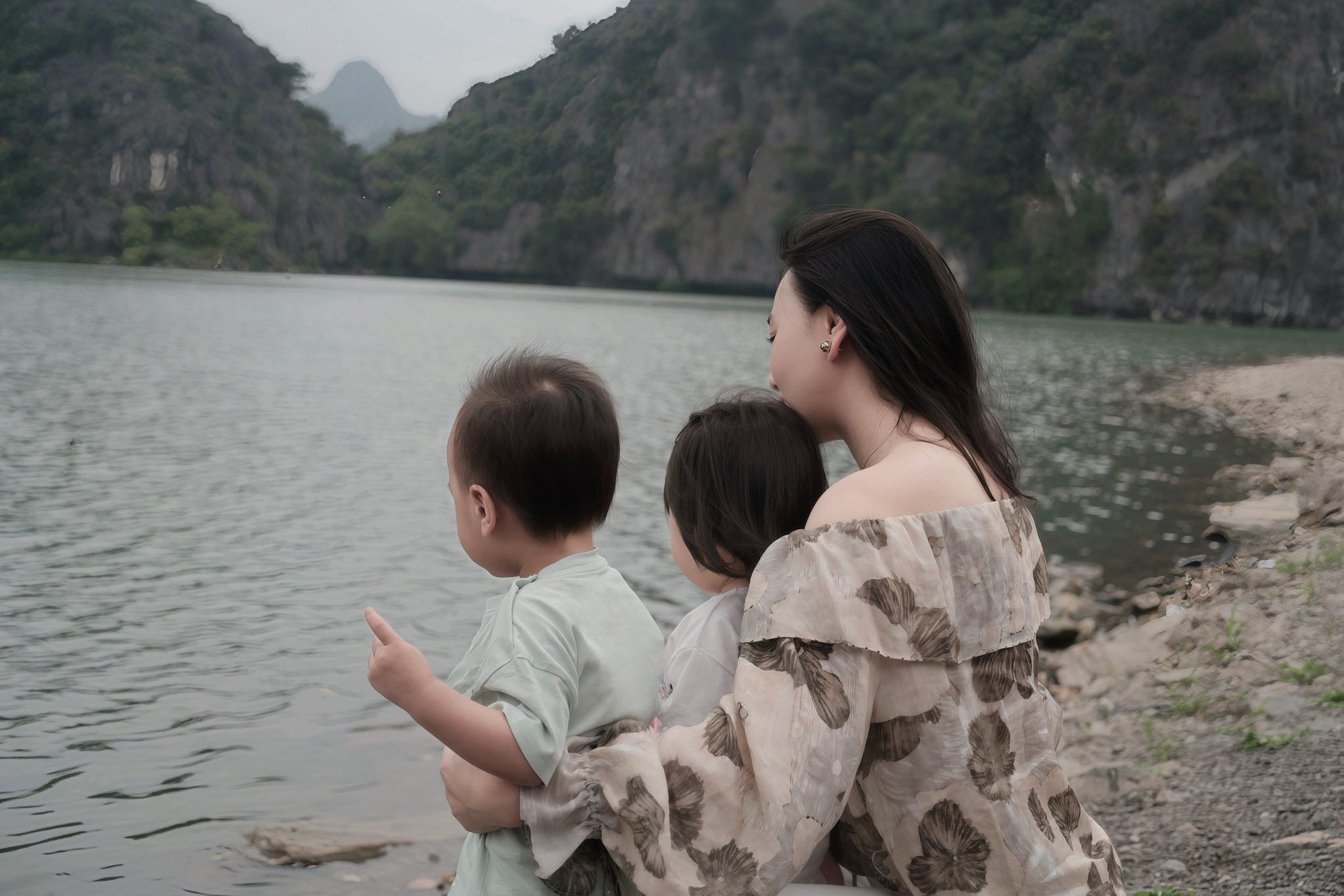 05-1775372431-phuong-oanh-rang-ro-tai-xuat-ben-hai-con-sau-thoi-gian-dai-o-an