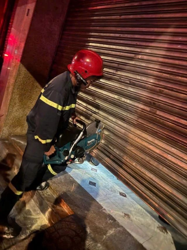 05-1775374740-tphcm-giai-cuu-nghet-tho-2-nguoi-mac-ket-trong-can-nha-6-tang-chay-du-doi