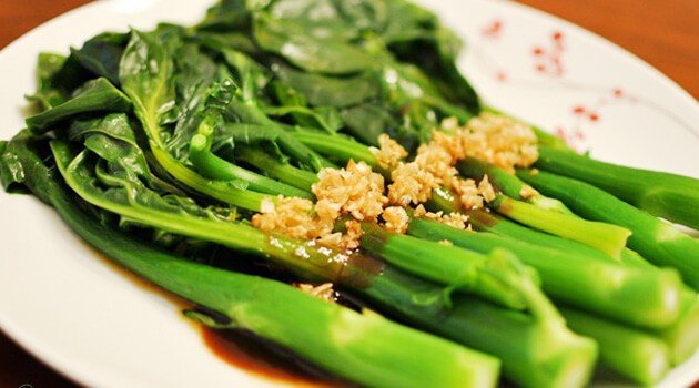 05-1775376050-mot-loai-rau-la-khac-tinh-cua-doc-to-gan-giup-doi-mat-sang-khoe-ma-it-nguoi-tan-dung