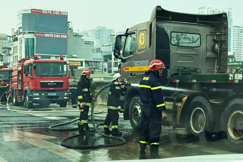 05-1775381582-ha-noi-xe-dau-keo-bat-ngo-boc-chay-giua-duong-vanh-dai-3-tren-cao