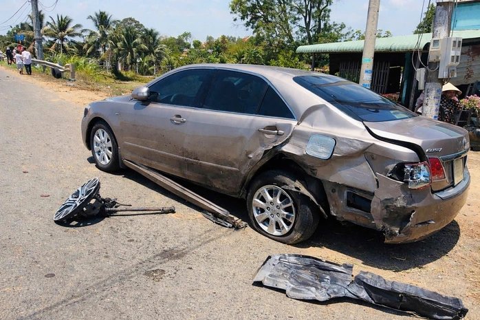 05-1775385097-o-to-va-cham-xe-do-ven-duong-lao-xuong-ve-duong-lat-ngua-3-nguoi-duoc-giai-cuu