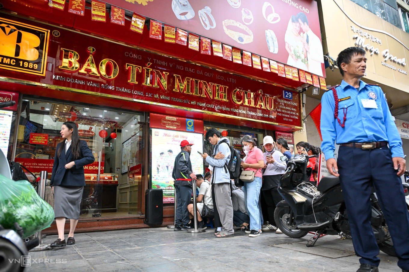Xếp hàng mua vàng khi Bảo Tín Minh Châu mở cửa trở lại - Báo VnExpress Kinh doanh