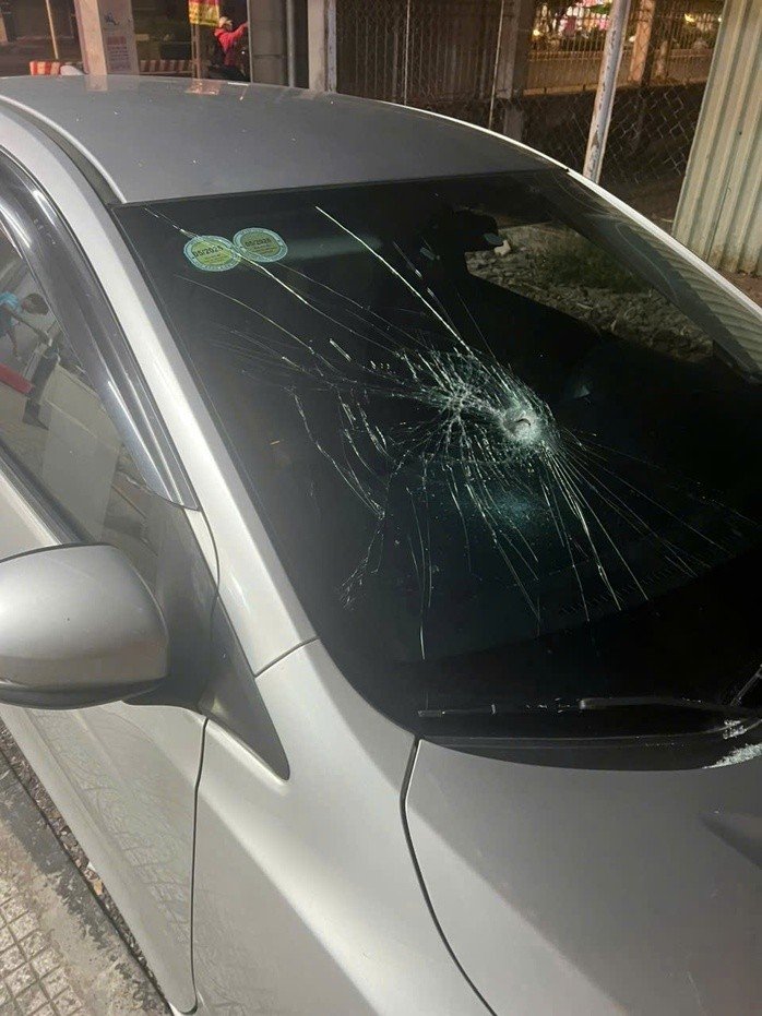 06-1775446407-nhom-thanh-nien-chan-dau-o-to-dap-nat-kinh-chan-gio-sau-tieng-coi-xin-duong