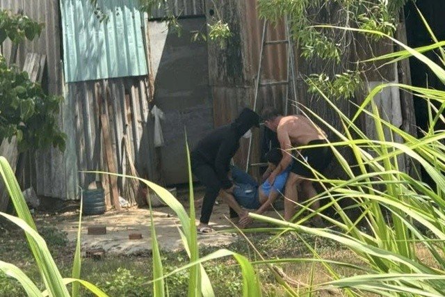 06-1775463161-tai-xe-dot-quy-tren-duong-o-to-mat-lai-roi-lat-xuong-ruong-nhieu-nguoi-duoc-dua-di-cap-cuu