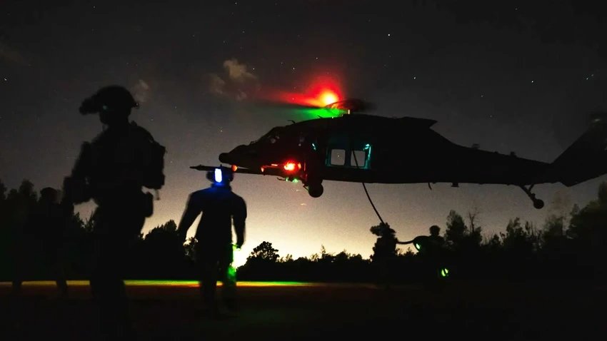 07-1775530119-chien-dich-giai-cuu-phi-cong-f-15e-tai-iran-canh-bac-quan-su-khong-lo-va-nhung-toan-tinh-ngam