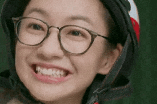 07-1775534046-nu-chinh-dong-ho-dem-nguoc-gay-sot-voi-nu-cuoi-rang-ro-ghi-diem-tuyet-doi-nho-loi-dien-tu-nhien