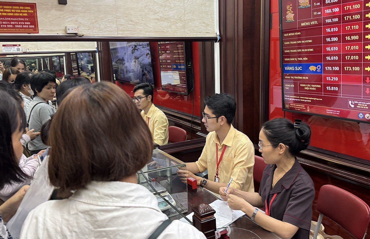 07-1775536159-bao-tin-minh-chau-sang-74-khach-van-xep-hang-giao-dich-sau-bien-co-khoi-to-lanh-dao