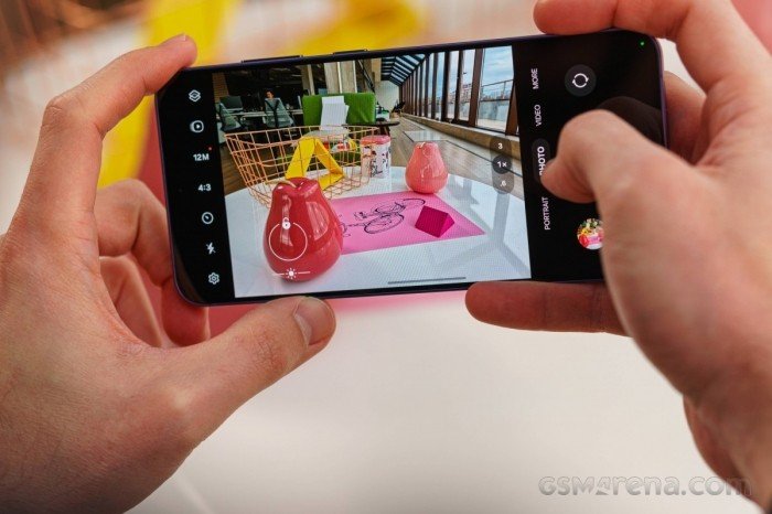 07-1775544758-day-la-chiec-galaxy-s-plus-man-to-pin-khung-re-nhat-viet-nam-re-hon-iphone-16-plus-gan-chuc-trieu-ai-ap-dao-toan-dien