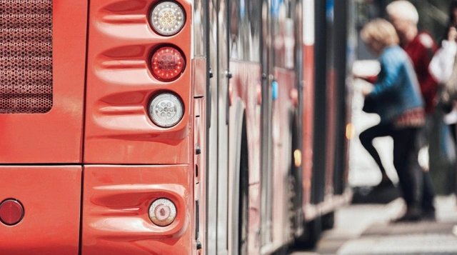 07-1775552157-gia-dau-vuot-100-usdthung-hang-loat-quoc-gia-cho-cong-chuc-nghi-viec-dong-cua-truong-hoc-khan-cap