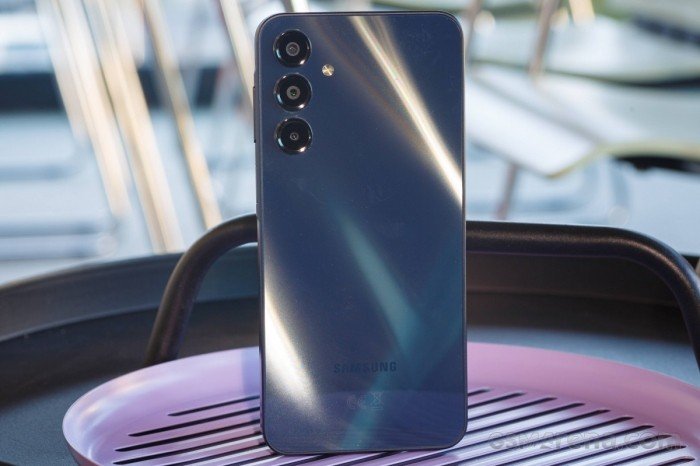 07-1775552698-day-la-chiec-dien-thoai-5g-samsung-gia-duoi-5-trieu-dang-mua-nhat-dung-ben-bi-toi-6-nam-camera-xin-nhu-galaxy-s26