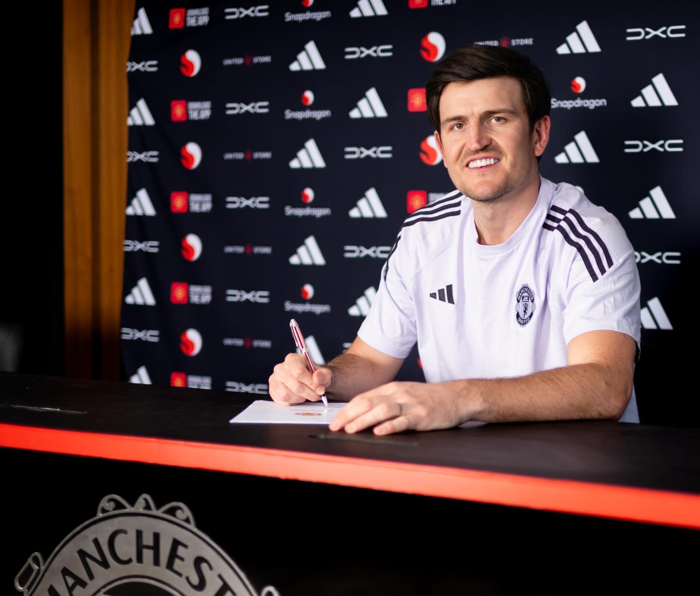 07-1775565226-harry-maguire-chinh-thuc-ky-hop-dong-moi-dap-tan-tin-don-roi-mu