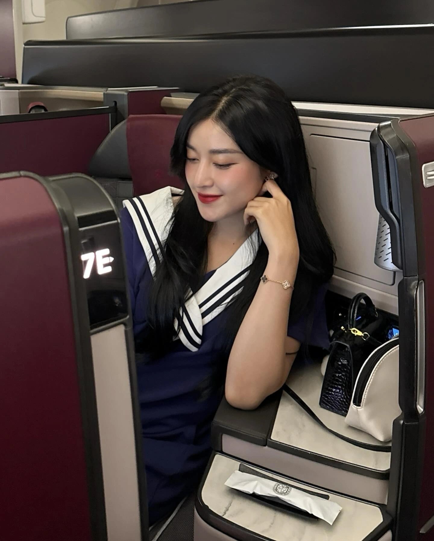 08-1775608697-phot-lo-lum-xum-thanh-ly-giay-kem-ve-sinh-a-hau-huyen-my-tiep-tuc-xa-hang-gia-chat-khien-netizen-buc-xuc