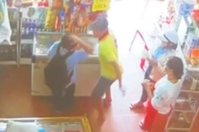 08-1775610652-nam-sinh-lop-7-o-hue-bi-chu-quan-tap-hoa-danh-toi-tap-vi-khong-du-tien-mua-kem-gia-dinh-nan-nhan-len-tieng