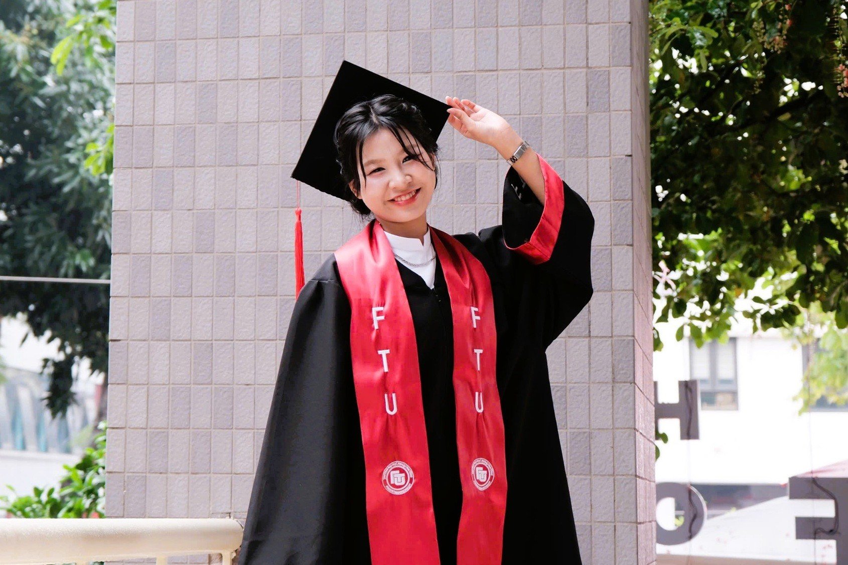 08-1775616031-hai-nu-thu-khoa-toan-quoc-tot-nghiep-som-loai-xuat-sac-tai-truong-dh-ngoai-thuong