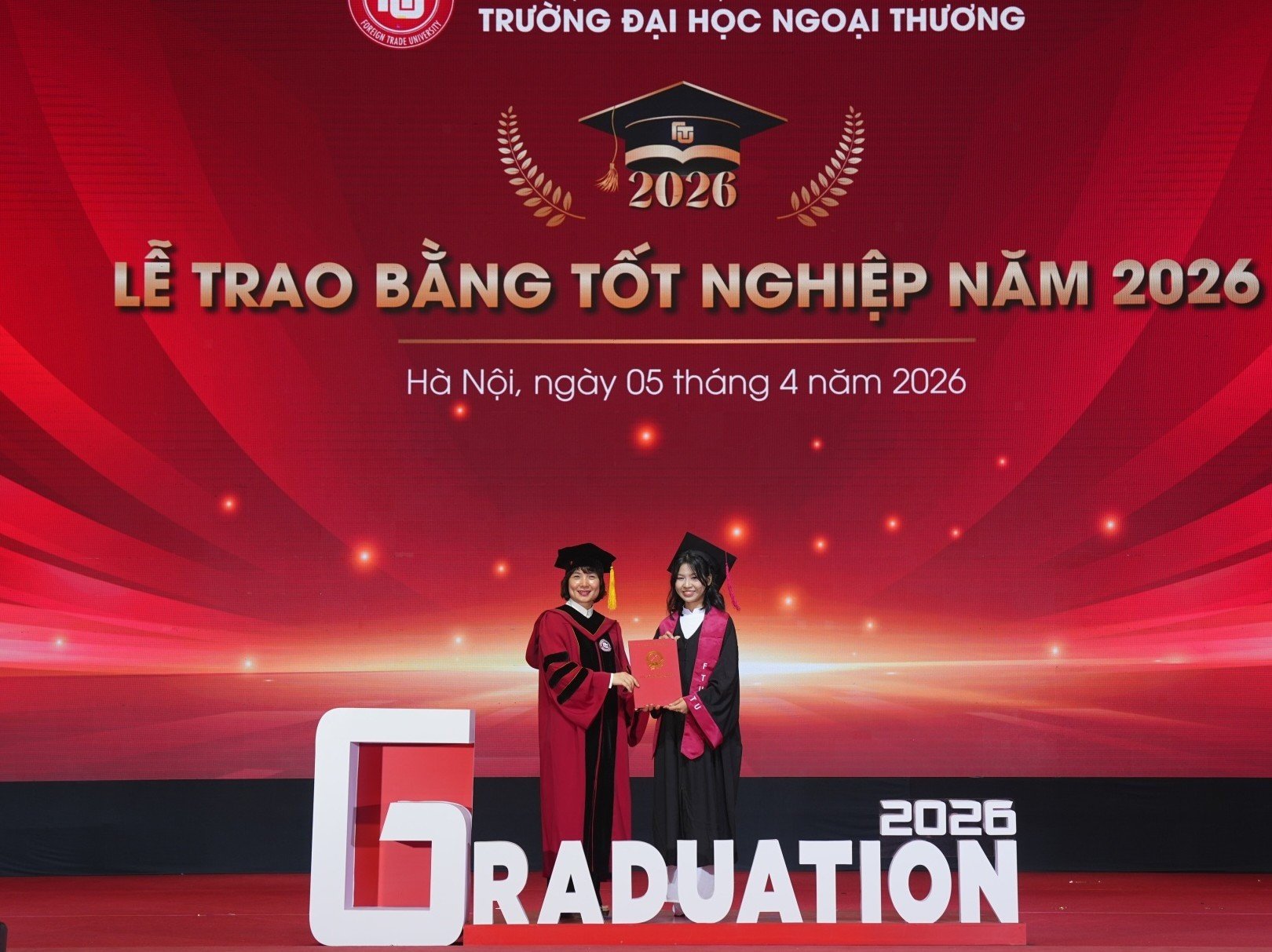 08-1775616031-hai-nu-thu-khoa-toan-quoc-tot-nghiep-som-loai-xuat-sac-tai-truong-dh-ngoai-thuong