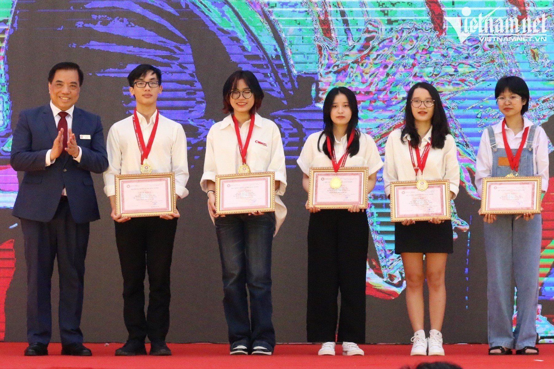 08-1775616031-hai-nu-thu-khoa-toan-quoc-tot-nghiep-som-loai-xuat-sac-tai-truong-dh-ngoai-thuong