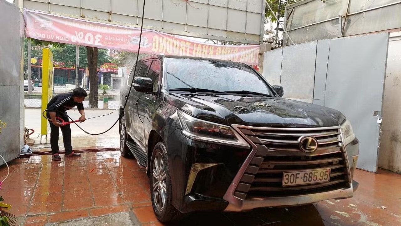 Giá rửa xe ô tô, xe máy ở Hà Nội bất ngờ tăng 30-40% - Ảnh 1.