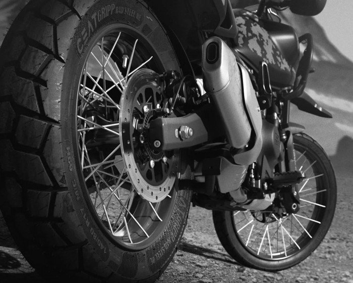 royal-enfield-himalayan-mana-black-edition-3