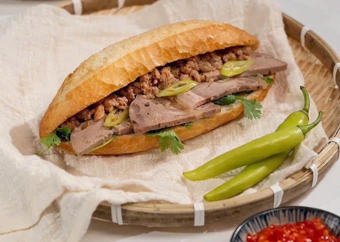 15 người tại Quảng Ngãi nhập viện nghi ngộ độc do ăn bánh mì