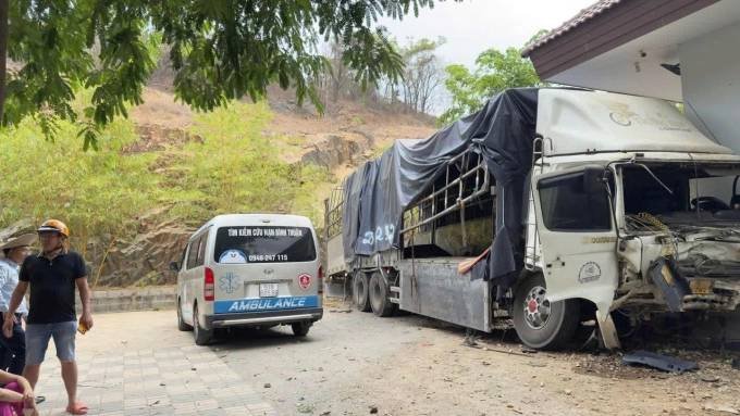 08-1775622583-xe-tai-tuot-doc-tu-do-cao-200-m-lao-vao-van-phong-mo-da-khien-3-nguoi-thiet-mang