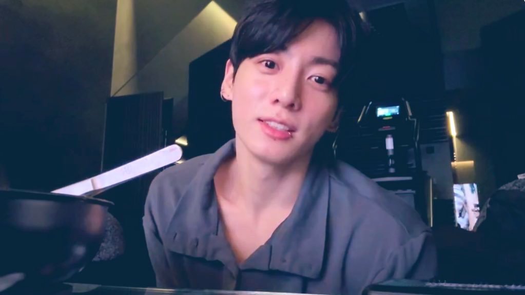 08-1775631380-jungkook-bts-chinh-thuc-xin-loi-sau-livestream-gay-tranh-cai