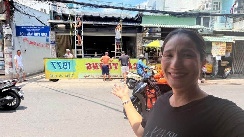 09-1775705150-nsut-cat-tuong-nghen-ngao-thao-do-bang-hieu-dong-cua-quan-ca-phe-sau-9-thang