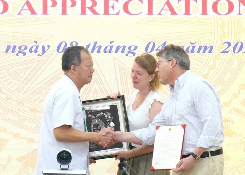 09-1775707044-nguoi-me-anh-nghen-ngao-khi-gap-lai-mot-phan-con-gai-trong-co-the-nhung-benh-nhan-viet-nam